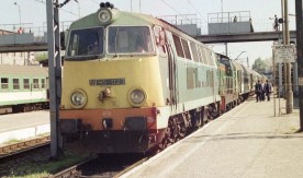 Lokomotywy spalinowe: SU45-023 i SP42 z pociągiem pasażerskim na stacji...